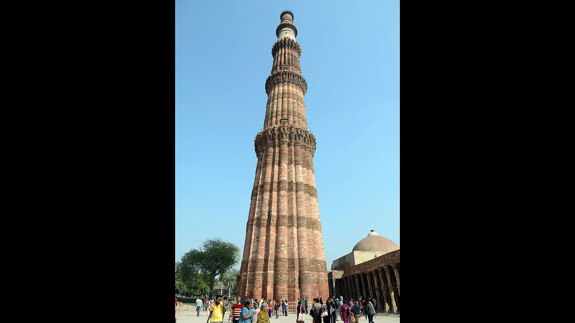 Qutab Minar - minaret z XIII w. z czerwonego piaskowca. Wys. 73 m, średnica 14 m u podstawy i 3 m na szczycie